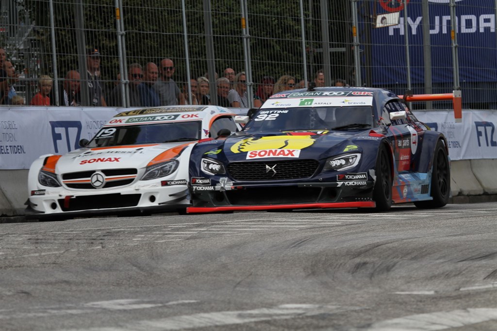 Michelle Gatting smutter indenom og tager føringen. En MEGET hurtig dame.
(Foto: Motorsporten.dk)